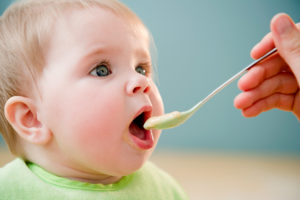 Bebê comendo Pensão alimentícia